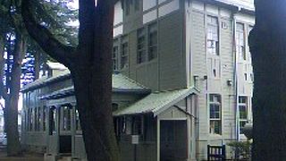 緑の杜に囲まれた文化の砦