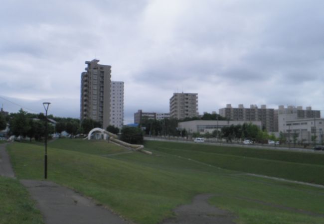 広い芝が生えた傾斜地の公園