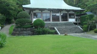 芝生の境内・太陽光発電してたり・・・