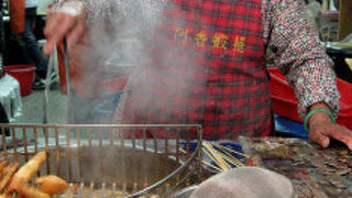 名物おばちゃんが揚げてます♪