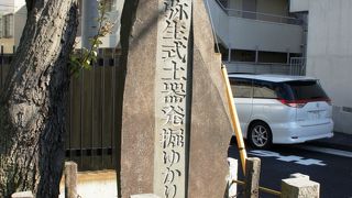 ぽつんと弥生式土器の碑