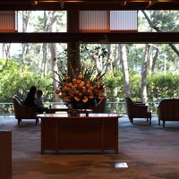 開放感いっぱいのラウンジからは 松林