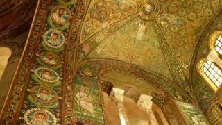 サン・ヴィターレ教会の美しいモザイクのほかにフレスコ画や床のモザイクも注目です♪