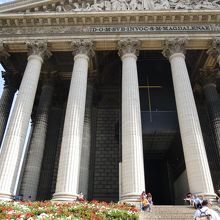 神殿のような外観