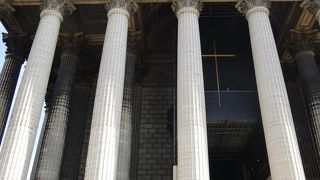 ギリシャ神殿のような外観の教会。マグダラのマリア像は必見！