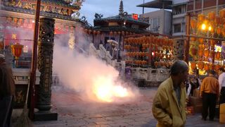 士林夜市をウロウロしていたら目につく寺院