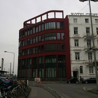 白い建物がホテル。左側はフランクフルト中央駅です。