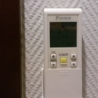 ダイキン製のエアコンがありました。