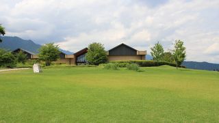 広々とした安曇野の草原がちひろの世界と相まって、優しさに浸れる癒しの空間