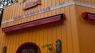 混雑しているかわいらしいカフェ