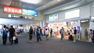 ここは天井が高いのですが、ガラス張りですので日差しが強いとかなり暑いです