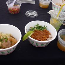 こんでいるので合席です。