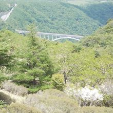 尾根から見えた六方沢橋