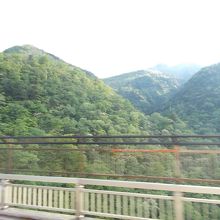 六方沢橋でバスから山側を