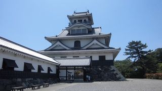 琵琶湖湖畔に建つ長浜城博物館