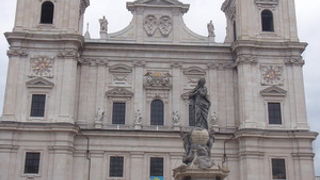 明るくて繊細な彫刻の天井が印象的