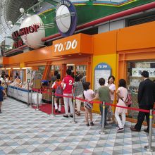 プロ野球開催日には、グッズショップも行列です