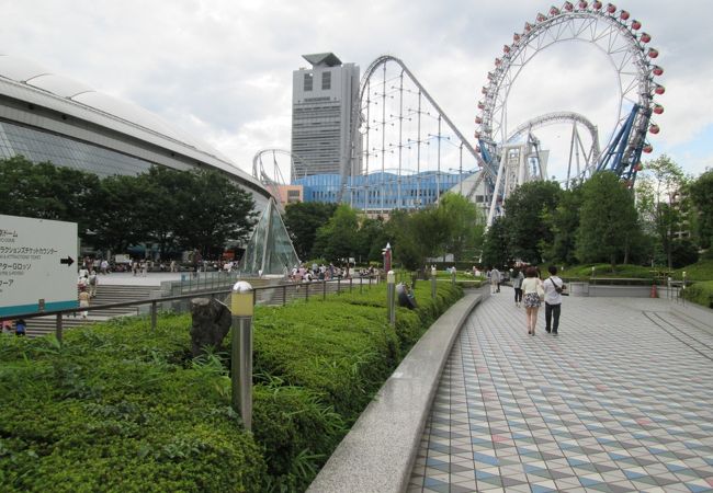 限られたスペースに遊園地施設がびっしり