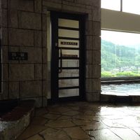 内風呂２種。扉の向こうは展望露天風呂です。