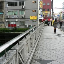 道頓堀川を眺めることができる日本橋（にっぽんばし）