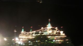 お城のような船で花火観賞