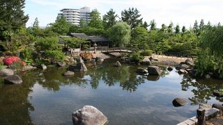 川の流れる公園