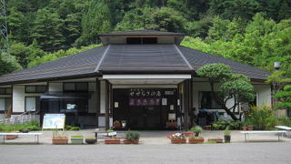 自然に囲まれたツルスベの湯