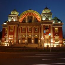 夜はライトアップが美しい