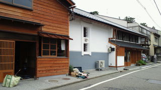 金沢泉野寺町筋、六斗の広見近くに店舗を構える天然醸造酢の醸造販売元