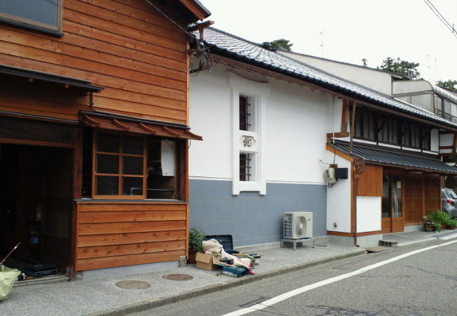 金沢泉野寺町筋、六斗の広見近くに店舗を構える天然醸造酢の醸造販売元