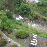 旅館のそばのきれいな川