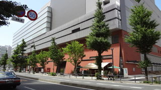 デザインが目を引く建物です