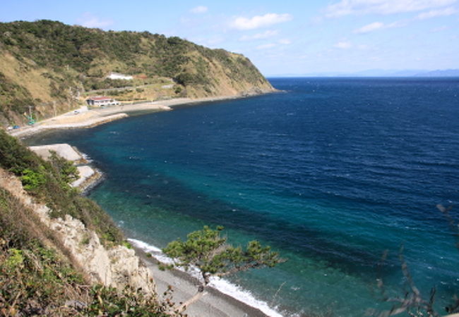 養殖筏と青い宇和海の島