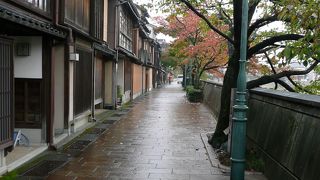 主計町茶屋街 川沿いの風情ある佇まい