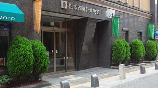 本田親蔵氏が生涯をかけて収集した貴重な和洋の古時計コレクションが展示されている