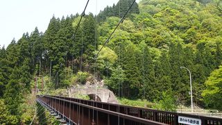 旧トロッコのトンネルの目の前にある吊り橋を渡って探検!