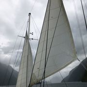 静寂な雨の中のクルーズ