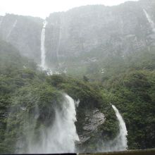 雨が無数の滝となって流れ落ちます