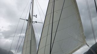 静寂な雨の中のクルーズ