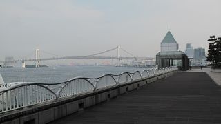 潮風が爽やか　竹芝桟橋を歩く