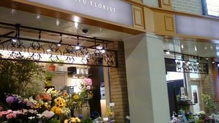 窓のデザインがかわいいマルシェ。