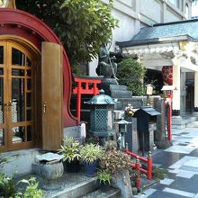 弁財天や稲荷様などが所狭しと並んでます。