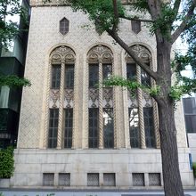 又一ビルディング　この前の中央緑地帯にあります