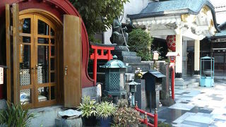 小伝馬町駅そばの弁財天や稲荷様が並ぶお寺