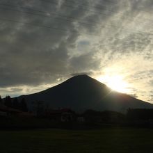 山麓からの日の出（ダイヤモンド富士もどき）