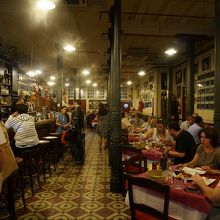 レストラン部分、フラメンコはこの奥の部屋で行われます