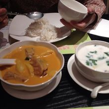 カレー、トムカーガイ