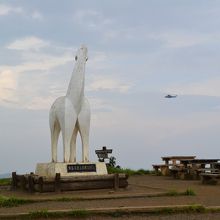 陣馬山山頂の白馬の像