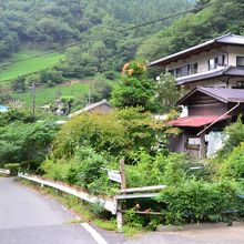 陣馬山麓の和田集落と茶畑