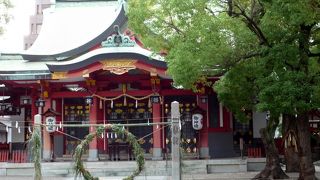 オフィス街にある神社